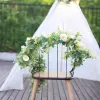 Guirlande de fleurs décoratives d'eucalyptus avec des vignes florales artificielles de rose blanche pour la décoration de porte de chemin de table de mariage intérieur extérieur