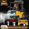 Electricrc Car 2.4GHz afstandsbediening RC Forklift Truck Engineering Voertuigen Cranes Liftable Spray Simuled Sound Toys for Children's Gifts 230519