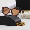 Designer-Damen-Cat-Eye-Sonnenbrille, klassische Brille, Outdoor-Strand-Luxus-Sonnenbrille für Damen, Laufsteg, Walk-Show, dreieckige Signatur mit Box