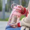 Tumblers 2 -литровые фитнес -спортивные бутылка пластика с большой емкостью с соломенной девушкой на открытом воздухе для скалолазания