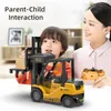 Electricrc Car 2.4GHz afstandsbediening RC Forklift Truck Engineering Voertuigen Cranes Liftable Spray Simuled Sound Toys for Children's Gifts 230519