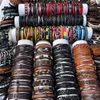 Bracelet En Gros Aléatoire 50 PCS/Lot Surfeur Bracelet À La Main Hommes Femmes Tressé En Cuir Manchette Bracelets Wrap Bijoux Cadeau De Fête NM4