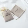 Anklets 50st Custom DrawString Presentväskor smycken Organiser Små påsar 7x9cm Silk Satin Ringörhängen Bröllop Favor Candy Bag