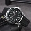 Omeg Новые три иглы стежков роскошные мужские часы Quartz Watch высококачественные высококачественные бренд -дизайнерские часы черные кожаные поясные мужчины модные аксессуары праздничные подарки F010