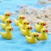 Articles de nouveauté 100 PCS Mignon Mini Résine Canards Ornement Minuscule Canard Micro Paysage Maison De Poupée Décoration Extérieure Rougeoyante Mini Statue Ornement G230520