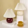 Lâmpadas de mesa Cerâmica Lâmpada plissada Bedroom Ins Girl Nórdica Câmara Criativa Retro Night Light