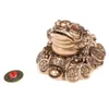 ノベルティアイテムFeng Shui Money Coin Toad Figurine Statue L​​ucky Fortune Wealth Gold Frog Tabletop Decorator飾り飾り飾り飾りG230520