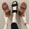 Сандалии Лето 2023 Студенческая повседневная обувь для женщин - это простая универсальная платформа сандалия с открытым пальцем
