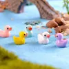 Articles de nouveauté 100 PCS Mignon Mini Résine Canards Ornement Minuscule Canard Micro Paysage Maison De Poupée Décoration Extérieure Rougeoyante Mini Statue Ornement G230520