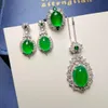 Sets Natürliches Jade-Schmuckset für Frauen Myanmar-Jadeit mit Zirkon-Smaragd-Oval-Anhänger-Halskette, baumelnden Ohrringen und grünem Jade-Ring