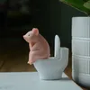 Nyhetsartiklar Söt gris som sitter på toalettdjur Pig PVC Model Action Figur Dekoration Mini Kawaii Toy For Children's Gift Home Decor G230520