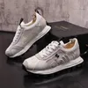 Nowe oddychające buty o siatce dla mężczyzn Koreańska wersja sportowych butów mody Summer Low Top Białe trampki D2H49