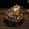 ノベルティアイテムFeng Shui Money Coin Toad Figurine Statue L​​ucky Fortune Wealth Gold Frog Tabletop Decorator飾り飾り飾り飾りG230520