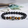 Strand Punk Style Men's Fashion Bracelet Natural Stone Vulkanisch Tiger Eye kralen Meerdere schedel Koperen Bead Decoratief