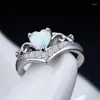 Cluster-Ringe: Der weiße, herzförmige Opalring ist für die neuesten Verlobungsfrauen konzipiert
