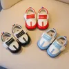 Pierwsze spacerowiczów dla niemowląt skórzane buty spacerowe buty miękkie samoloły księżniczka single buts kreskówka śliczny chłopiec wiosna 230520