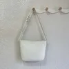 Mittlere Croque-Damentasche 18,5 cm aus Triomphe-Canvas oder echtem Leder und Lammfellfutter. Damen-Designer-Umhängetaschen mit verstellbarem Riemen