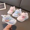 First Walkers Baby Shoes First Walkers Infant Zomerschoenen All-Purpose Non-Slip Ademende wandelschoenen voor jongens Girls Air Mesh Kids Sneakers 230520