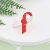 Broschen Klassische rote Schleife HIV Logo Metall Emaille Pins für Frauen Männer Kleidung Tasche Rucksack Schmuck Zubehör Großhandel Abzeichen