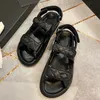 Женские сандалии 2023 Дизайнерские повседневные тапочки Новая внешняя износ Печатная пряжка плоские сандалии.