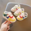 Första vandrare baby flickor pojkar mode casual skor sportskor barn lägenheter läder sneakers småbarn mjuk ensamt antisläpp första vandrare 230520