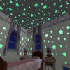 Adesivos de parede 100pcs brilho luminoso nas estrelas escuras para crianças quartos de bebê colorido fluorescente casal decalques de decoração 230520