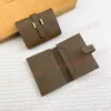 Мини -высокий качественный кошелек мягкий того кожаный кожа короткие кошельки золотые серебряные оборудование для женщин держатели карт модные сумки 9856 с серийным номером