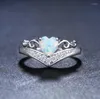 Cluster-Ringe: Der weiße, herzförmige Opalring ist für die neuesten Verlobungsfrauen konzipiert