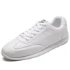 Klänningskor vita läder sneakers pojkar sport vulkaniserade skor män komfortbara vårsneakers mens casual skor mode skola tennis 230520