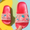 Slippers mulheres deslizam frutas de verão de pêssego de pêssego de morango banheiro não deslizamento de sapatos planos para crianças sapatos femininos