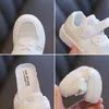 Petites chaussures blanches pour enfants 2023 été nouvelles chaussures de sport pour garçons et filles chaussures respirantes à panneau en maille décontracté