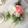 Fleurs décoratives Roses en soie artificielle Babys Breath Flower Eucalyptus Leaves Arrangements de baies Bouquet de mariage (Rose sans vase)