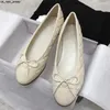 2023 Новая женская балетная одиночная обувь женская туфли моды, выставочная сшивка с носовым украшением кожа. Случайный размер обуви 34-42 J230522