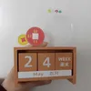 Nyhetsartiklar Byggnadsblockpussel Perpetual Calender Desk Calender Cartoon Creative Desktop Woodiness Diy Ornament Small Calender Gift G230520