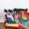 ЛГБТ -магазины гордость Новая радужная сумка женщин летняя корейская полоса контрастная сумочка Студенческая вязаная плечо 230522