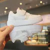 Petites chaussures blanches pour enfants 2023 été nouvelles chaussures de sport pour garçons et filles chaussures respirantes à panneau en maille décontracté