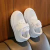 어린이의 작은 흰색 신발 2023 여름 신규 소년 및 여자 스포츠 신발 통기성 캐주얼 메쉬 패널 신발