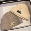 Bérets Adulte Femmes Mohair Bonnet Cap Hiver Épais Chaud Tricoté Chapeau Patch Logo Skullies Lâche Élégant Skullcap Gorros