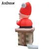 Hot Salling Outdoor Giant uppblåsbar Santa Model Air Blown Fader som kryper ut ur skorstenen för jullekoration