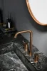 Badezimmer Waschbecken Wasserhähne Luxus Messing Drei Löcher Zwei Griffe Wasserhahn Moderne Und Kaltwasser Becken Mischbatterie Gebürstet Gold