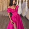 Charmig fuchsia satin prom klänningar från axelsidan delad sexig aftonklänning v-hals elegant enkel golvlängd en linje special tillfälle klänning för kvinnor 2023