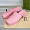 Designer dames rubberen slip-on platform G-sandaal Luxe merkpantoffels robuuste zool Modieus roze reliëf G-logo Vierkante neus Halfhoge pantoffel