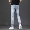 Mäns jeans rippade män sommar mode ljus blå rak smal fit byxor casual streetwear nödställda denim byxor