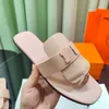 디자이너 슬리퍼 Galerie Sandal Women Sandal in Calfskin with Tone-on-톤 시그니처 파리 버클 최고 품질