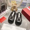 2023 Zomer Roger Dames Beach Sandaalglaasjes Viv Strass Buckle Sandalen in stof Muilezels Bling Crystal Diamond Rhinestone Zomerschoenen Slipperloafers