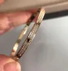 2023 Bracelet punk à breloques en or de luxe de qualité V avec diamant scintillant en trois couleurs plaquées avec timbre de boîte PS5135