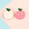 Appelbroches roze witte leraar Superpower Email Pin Colthes Tassen Cartoon Fruit Rapel Pins Badge Sieraden Geschenken voor leraren