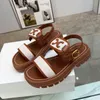 Designer Women Roman Sandalen Hoogwaardige damesbruine dia's Kalfleer Casual schoenen Kantel platform Summer Beach Slipper