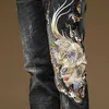 Mäns jeans män kinesiska drake broderade jeans mode kirin broderad ultratunna pennbyxor elastiska denimbyxor p230522