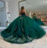 2023 Sexy Dark Green Quinceanera sukienki suknia balowa ukochana na ramię złota koronkowe cekinowe kryształowe kulki gorsetowe